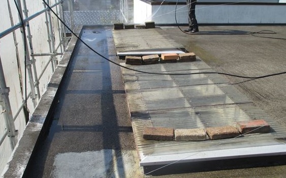 さいたま市北区で陸屋根の防水塗装工事、まず高圧洗浄から開始です。