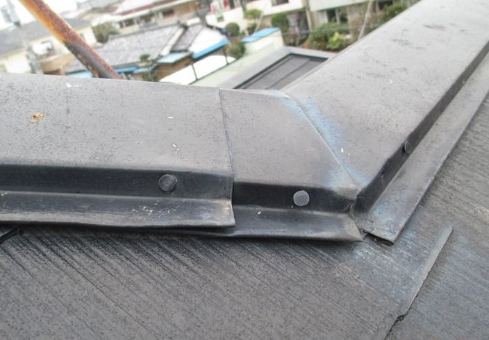 蓮田市でスレート瓦屋根塗装前の工事 ブカブカになっている棟板金を交換です