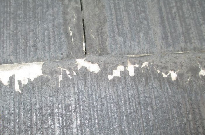 蓮田市の屋根塗装前無料点検劣化し剥がれた屋根塗装塗膜