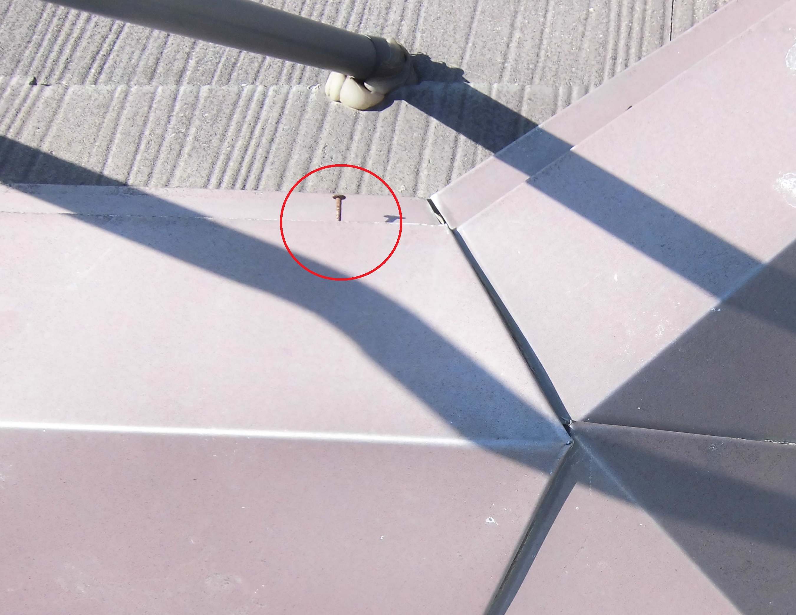 スレート屋根棟板金の浮いている釘