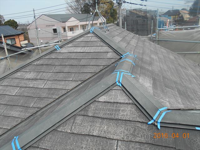 上尾市スレート屋根瓦塗装前の補修