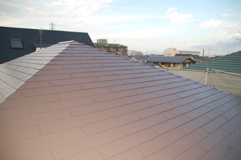 スレート屋根を眩しく光る「サーモアイ４F」で上塗り完了