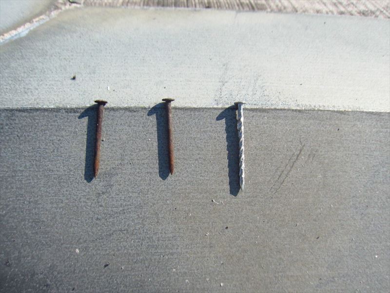屋根棟板金補修既存釘と補修後釘