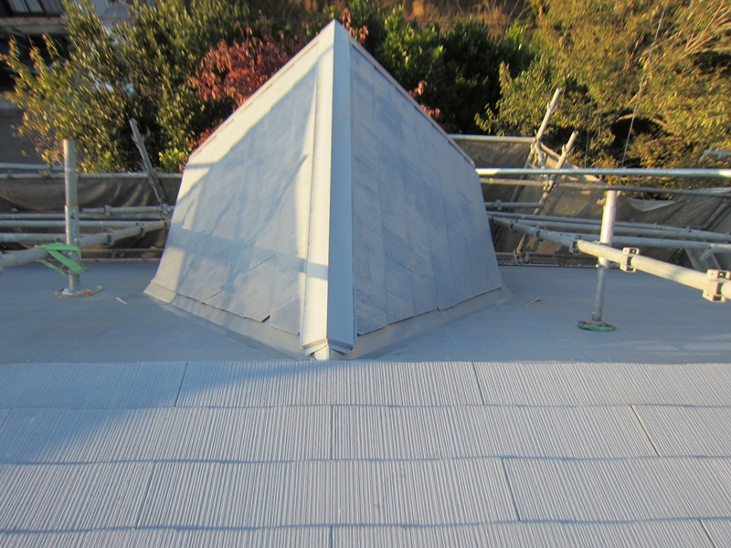 スレート屋根をサーモテックシーラーで下塗り作業