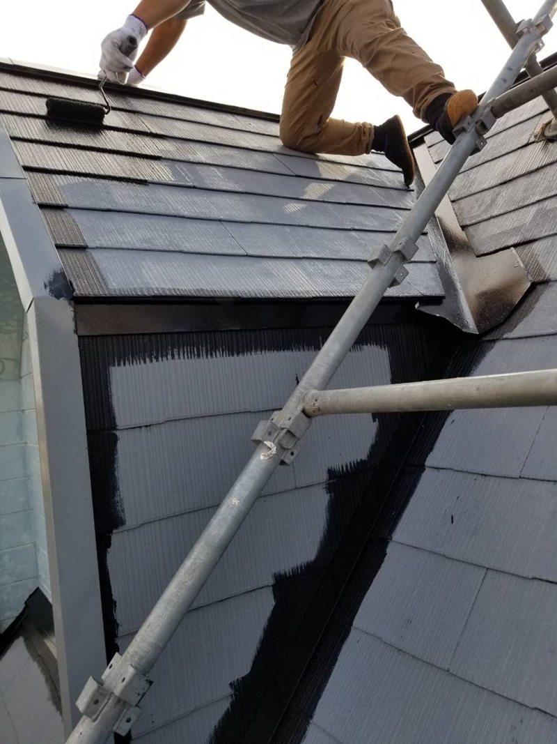 スレート屋根「スーパーシャネツサーモSi」でスレート屋根の端を塗装