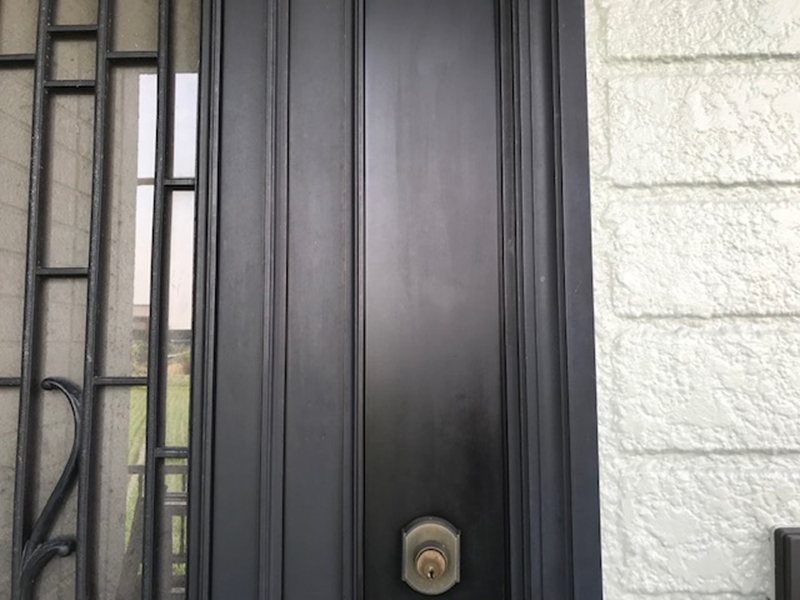 玄関ドアの金属コーティング作業