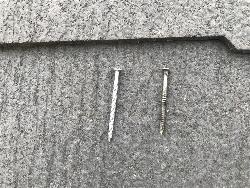 スレート屋根棟板金の浮いている止め釘補修に使った釘