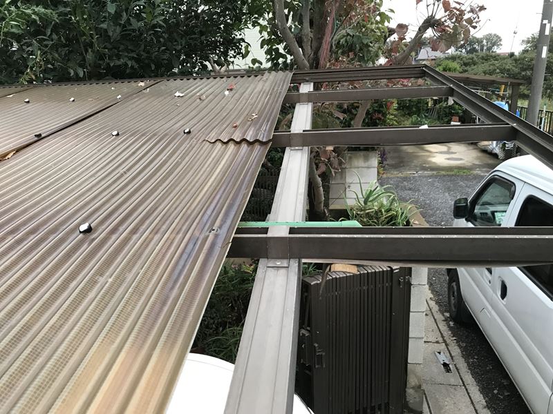上尾市 雹で破損してしまった車庫の屋根波板を交換し雨どいも新しい物を設置 雨どいは、定期点検をしましょう