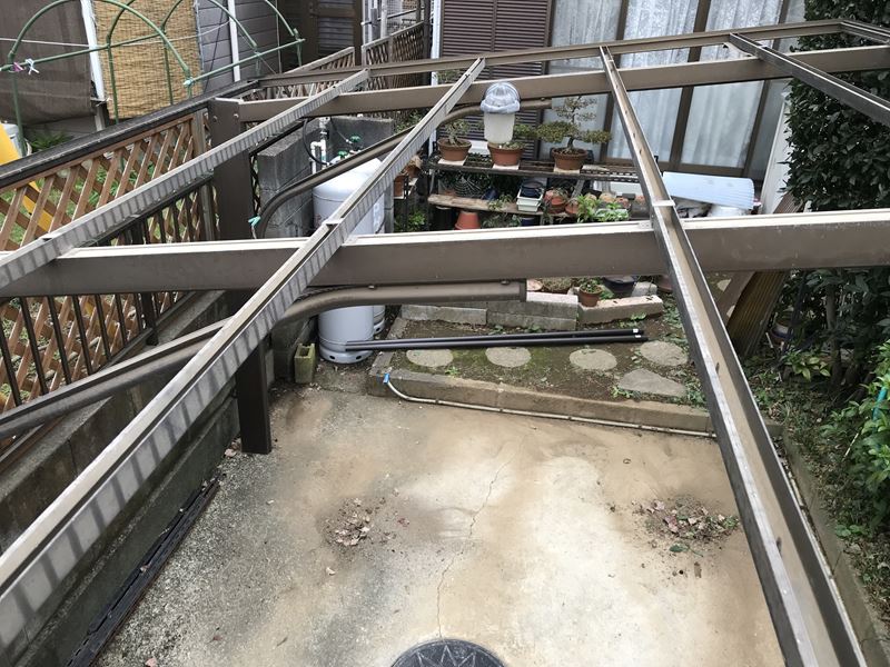 上尾市の劣化した車庫屋根用波板撤去
