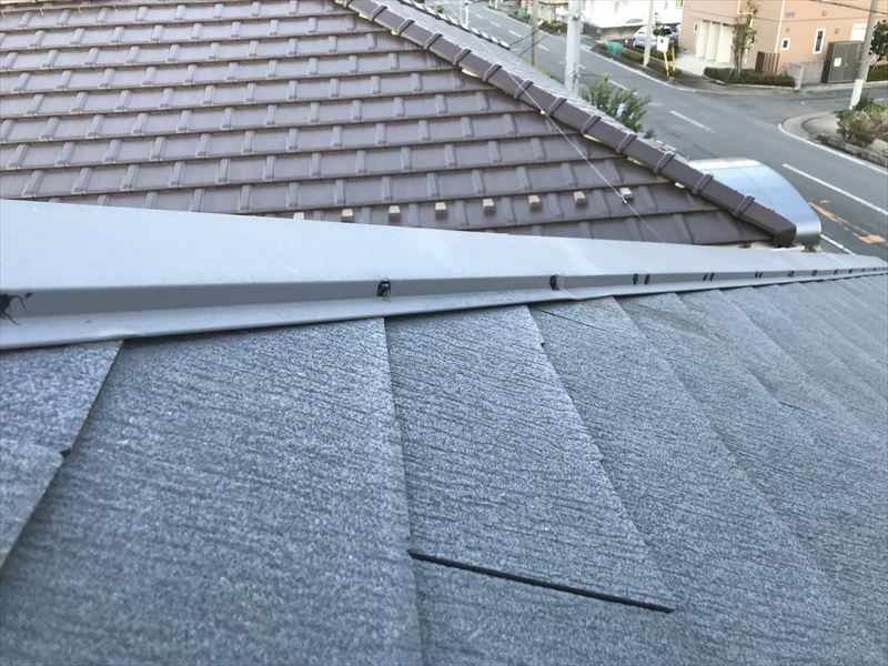 スレート屋根棟板金の浮いている止め釘補修