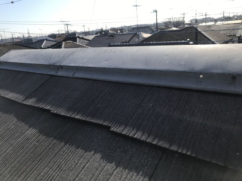 さいたま市岩槻区塗装前に屋根の板金止め釘の補修作業釘打ち