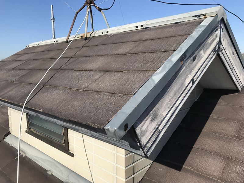 さいたま市岩槻区塗装前に屋根の板金止め釘の補修コーキング作業