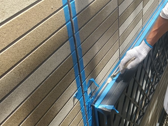 上尾市外壁塗装目地メンテナンス1階シーリング増し打ちプライマー塗布
