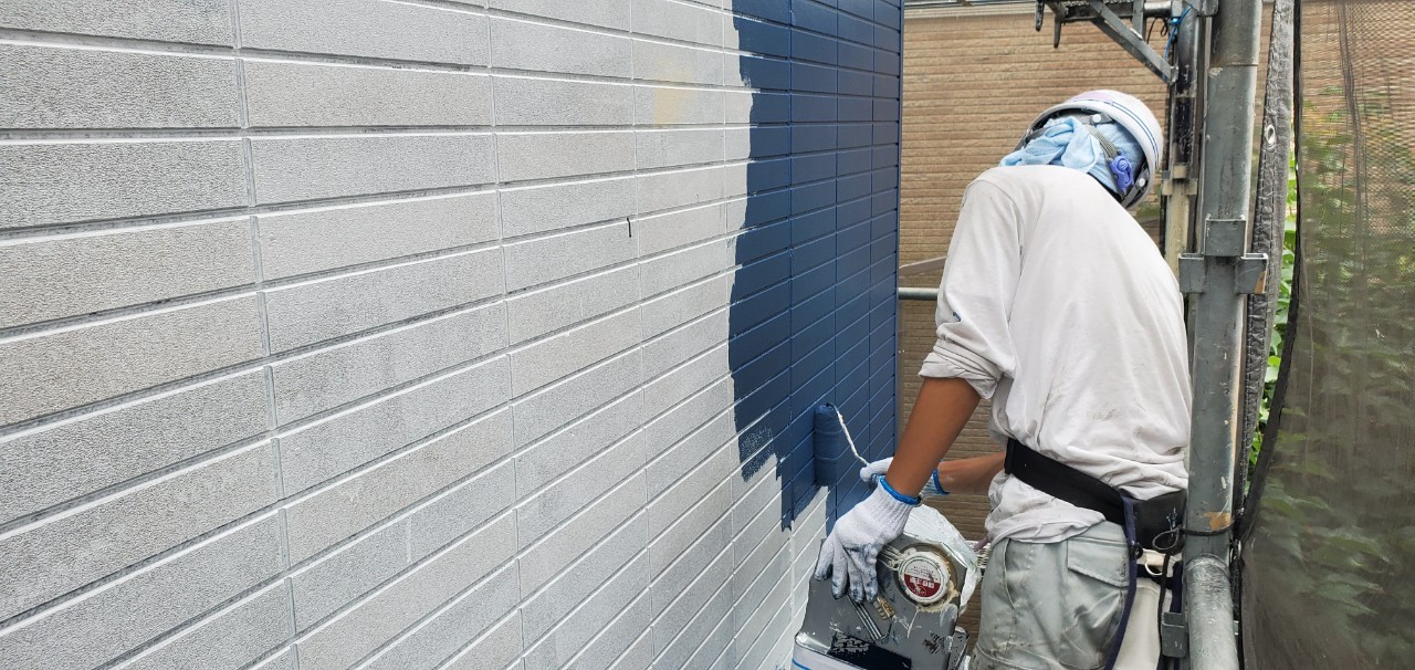 上尾市サイディング外壁2階に遮熱塗料で中塗り作業