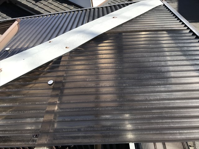 蓮田市でベランダ屋根の波板交換です。台風の季節前に不安箇所は補修しましょう