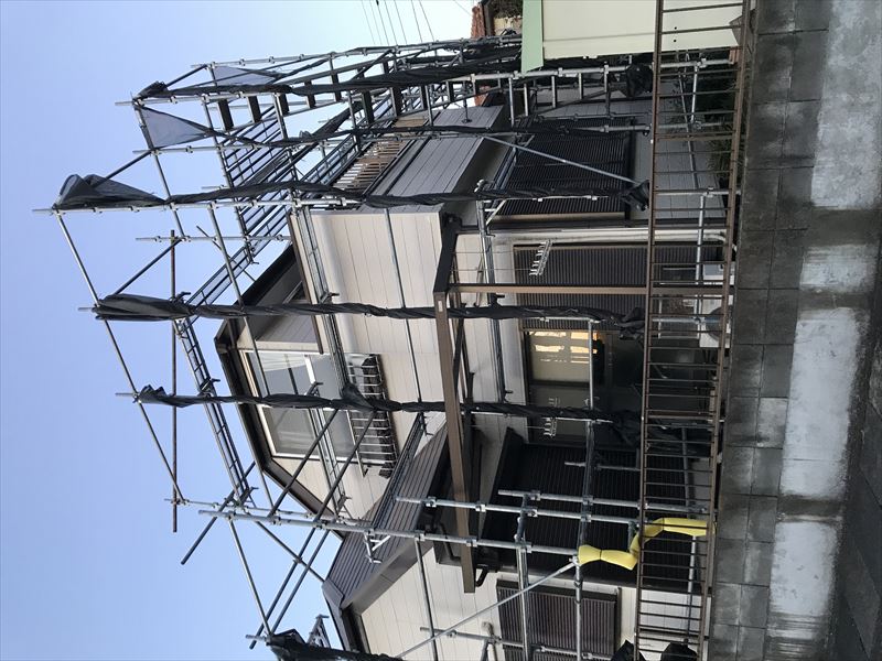 伊奈町の屋根・外壁の塗装工事は、強風続きが落ち着き仮設足場にシートをかけることが出来ました。