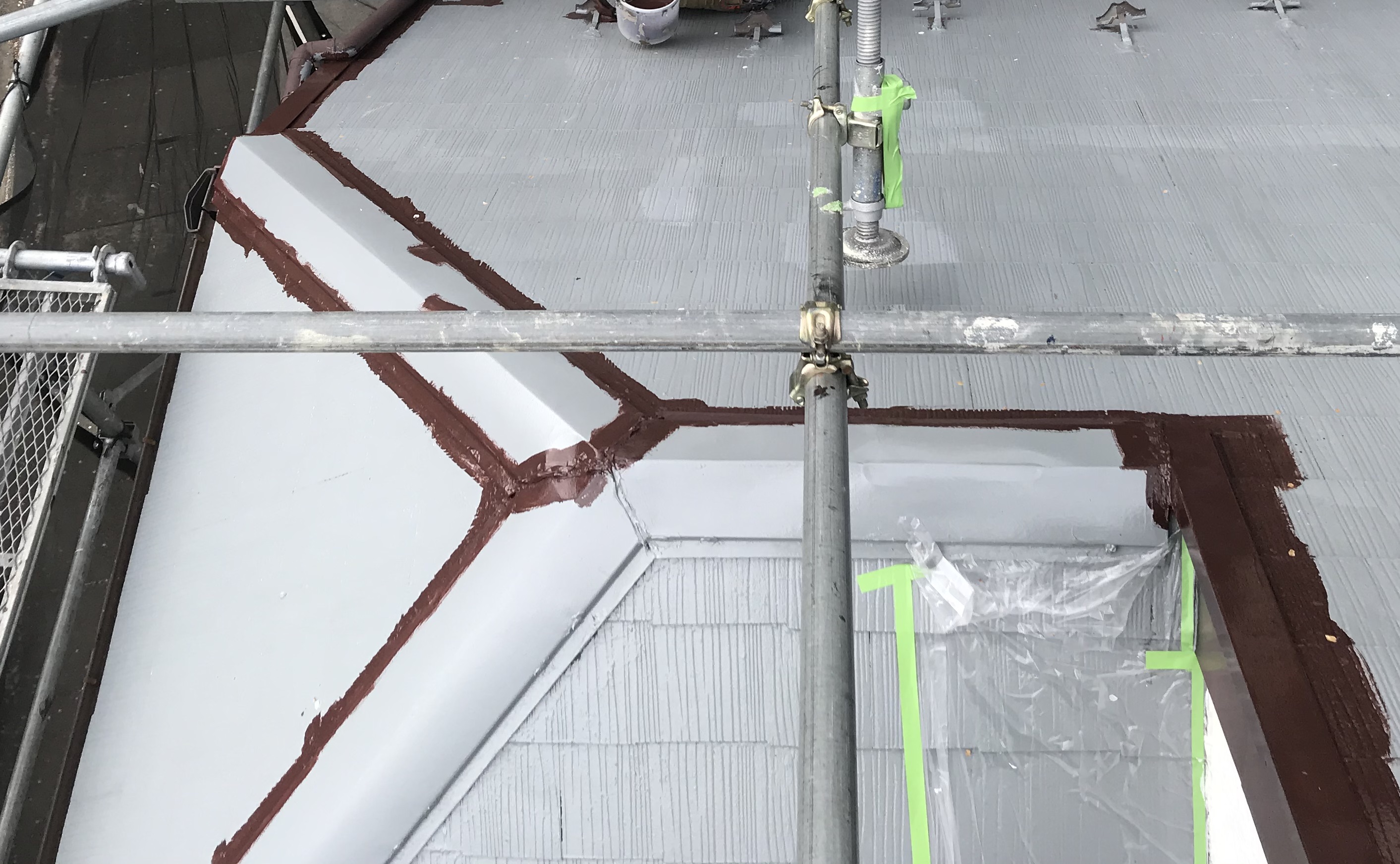 伊奈町で屋根足場設置の急勾配スレート瓦屋根をスーパーシャネツサーモで中塗り
