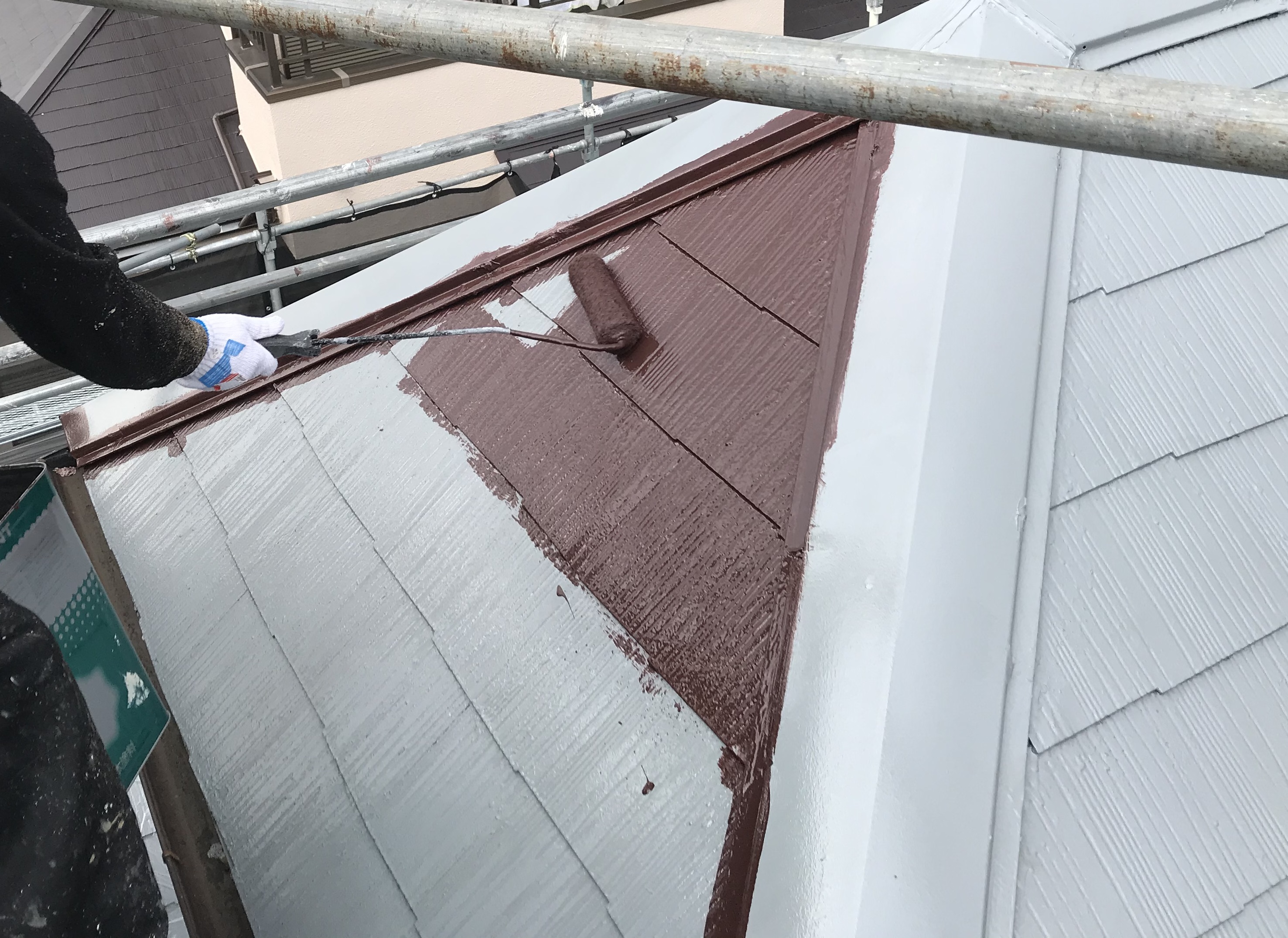 伊奈町スレート屋根の中塗り作業