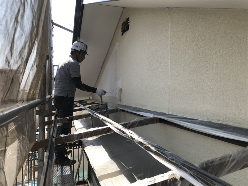 上尾市の築40年の住宅を「超低汚染リファインSi」を使って外壁塗装の中塗りです