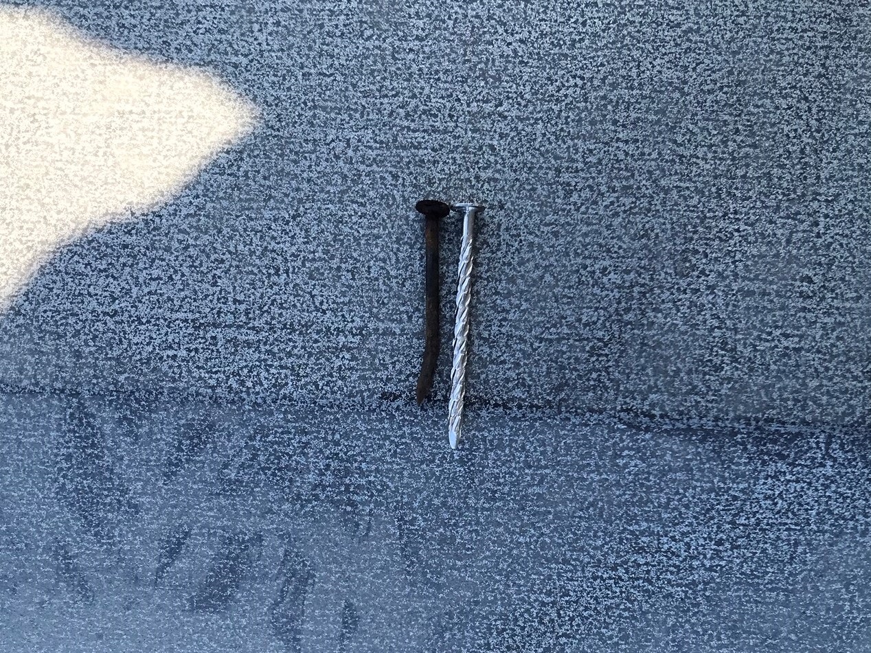 上尾市スレート瓦屋根塗装前の棟板金補修に使用したスクリュー釘と既存釘