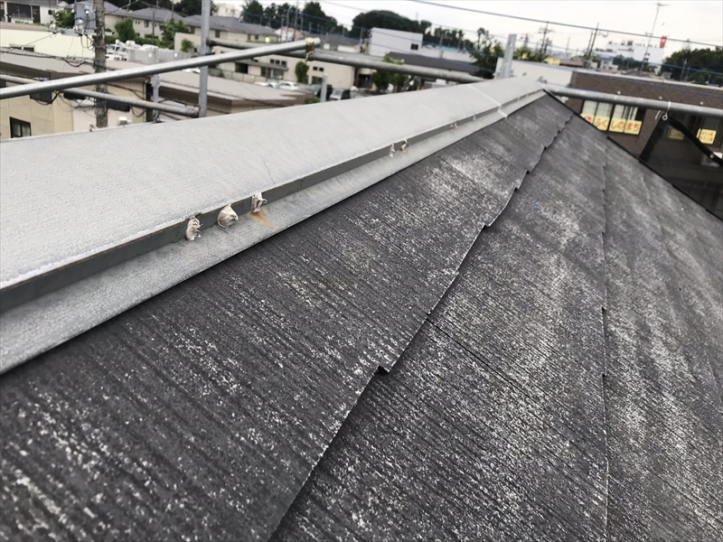 上尾市で塗装前のスレート屋根棟板金・外壁不良個所補修とエアコン配管カバー取り外し