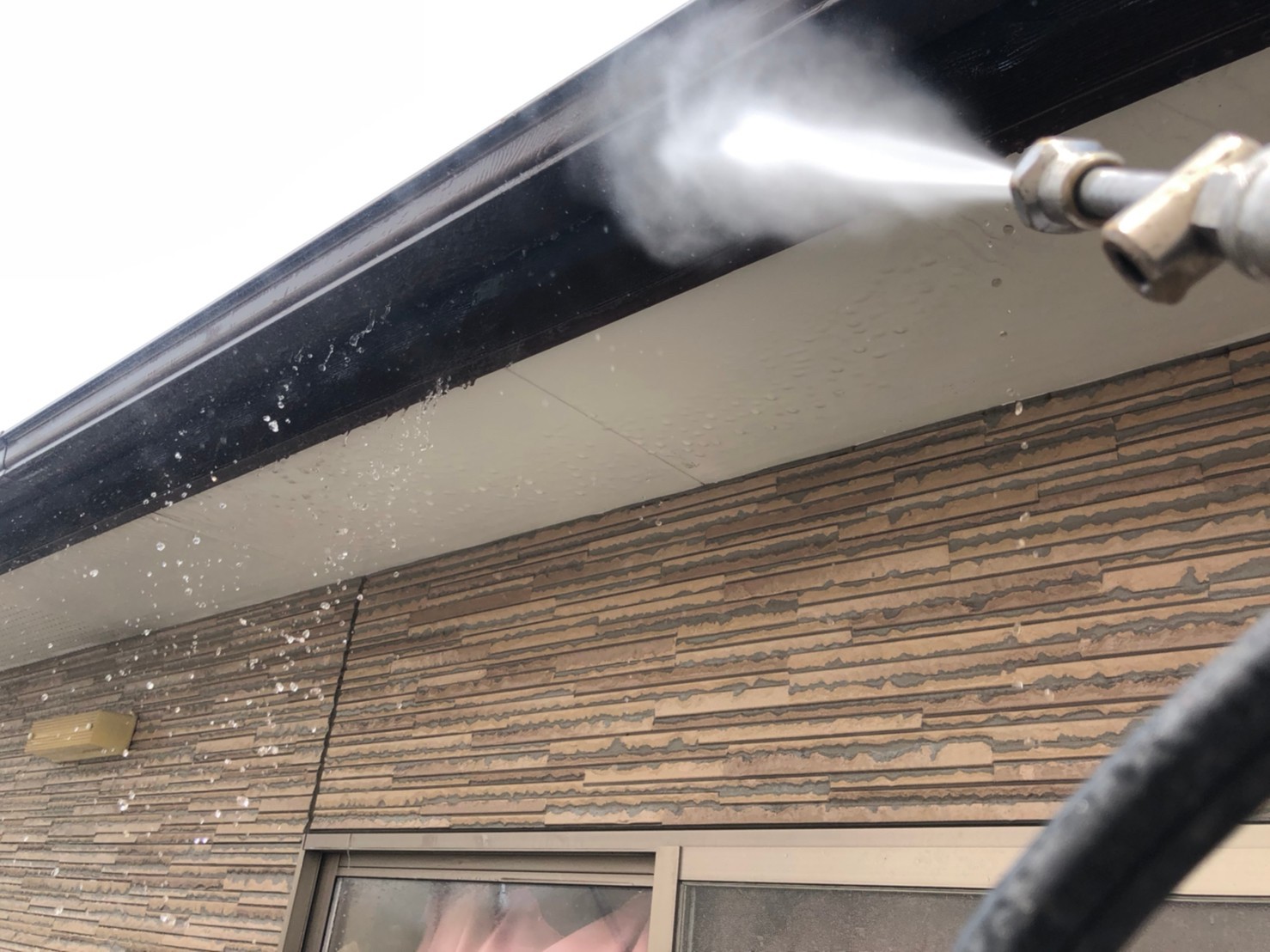 伊奈町の外壁塗装の為雨樋高圧洗浄