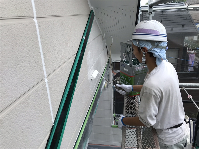 上尾市でサイディング外壁1回目の塗り替え工事での下塗りと中塗り作業