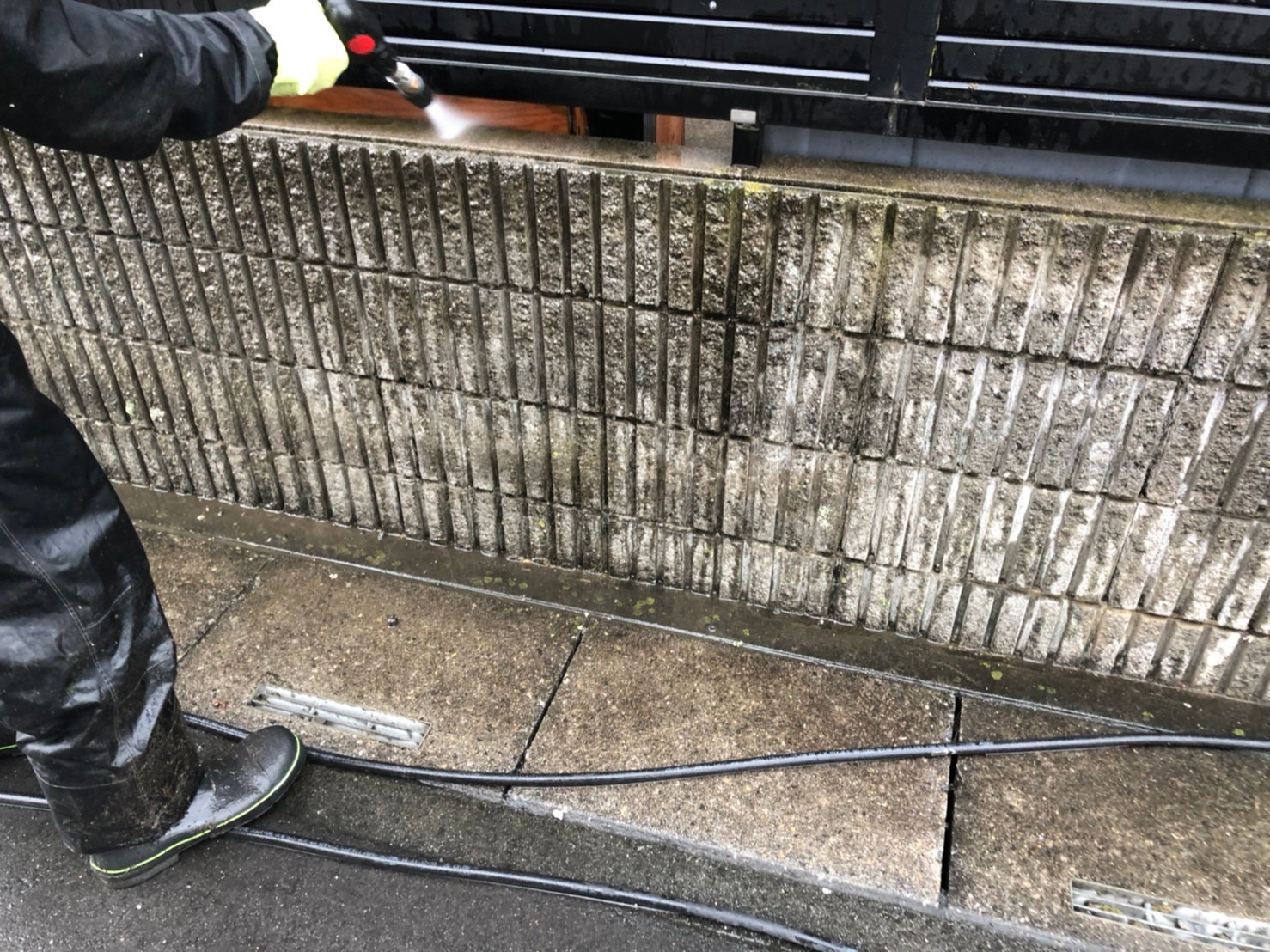 桶川市の屋根塗装・外壁塗装前の外構ブロック塀高圧洗浄