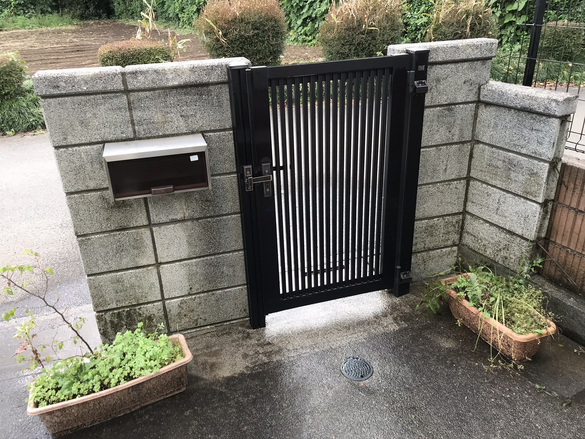 蓮田市南側にある門扉塀のコケカビも光触媒コーティングの為高圧洗浄