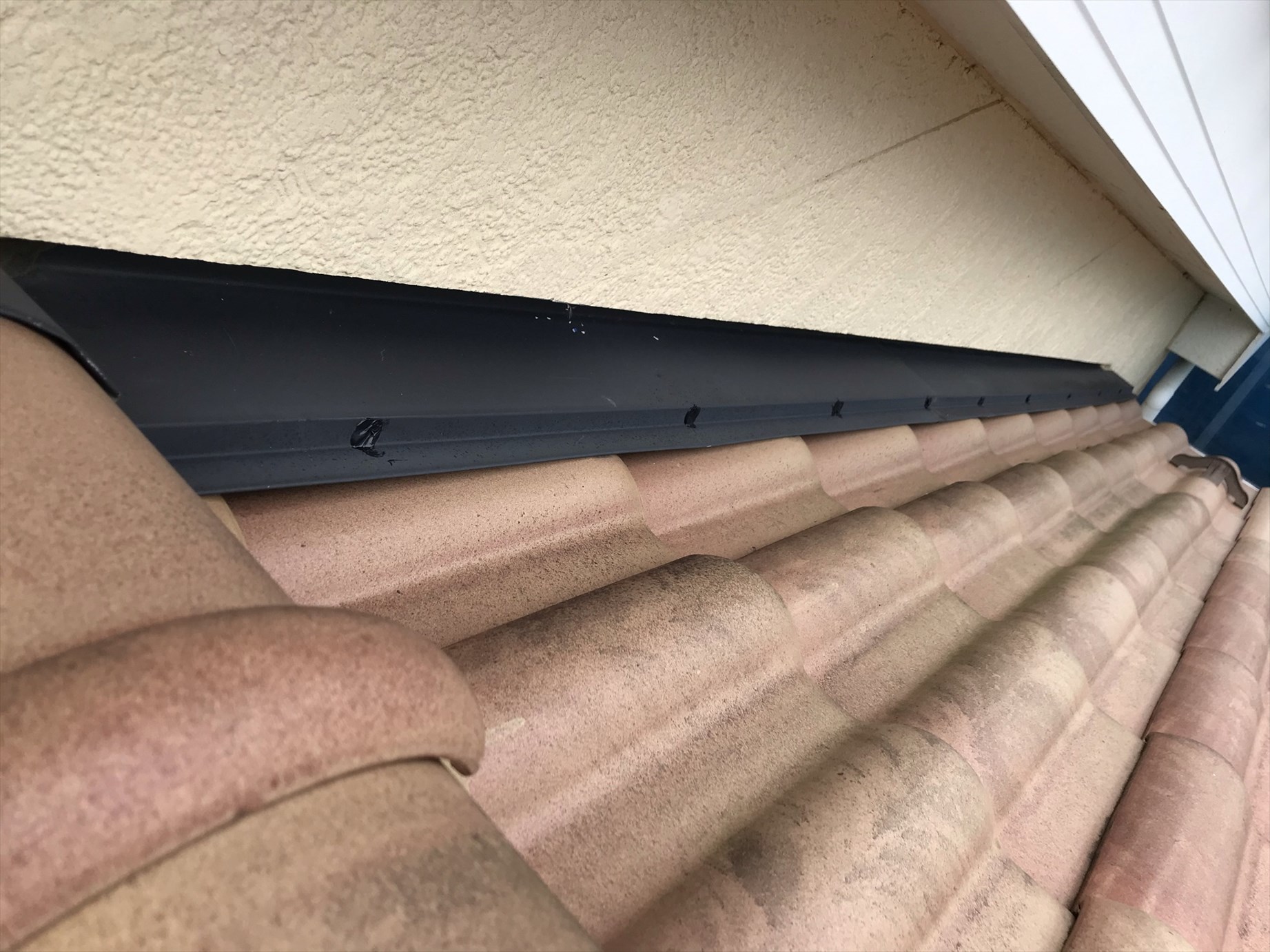 伊奈町外壁塗装時に屋根板金の浮いた止め釘部分補修作業完了