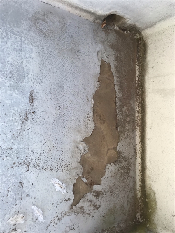 さいたま市岩槻区ベランダ床防水劣化表面の大きな剥がれアップ