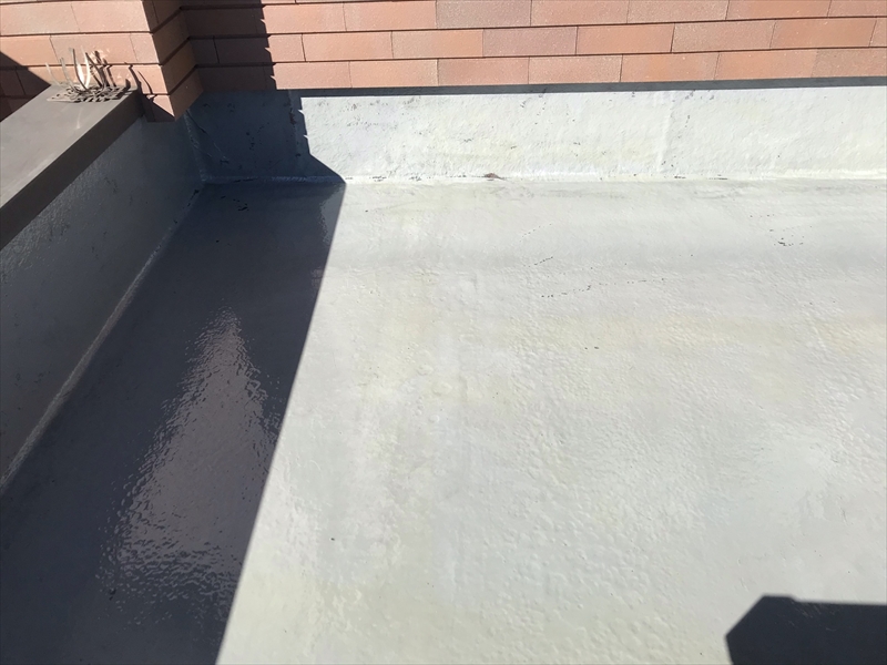 さいたま市岩槻区陸屋根防水のトップコート施工プライマー塗布完了-3