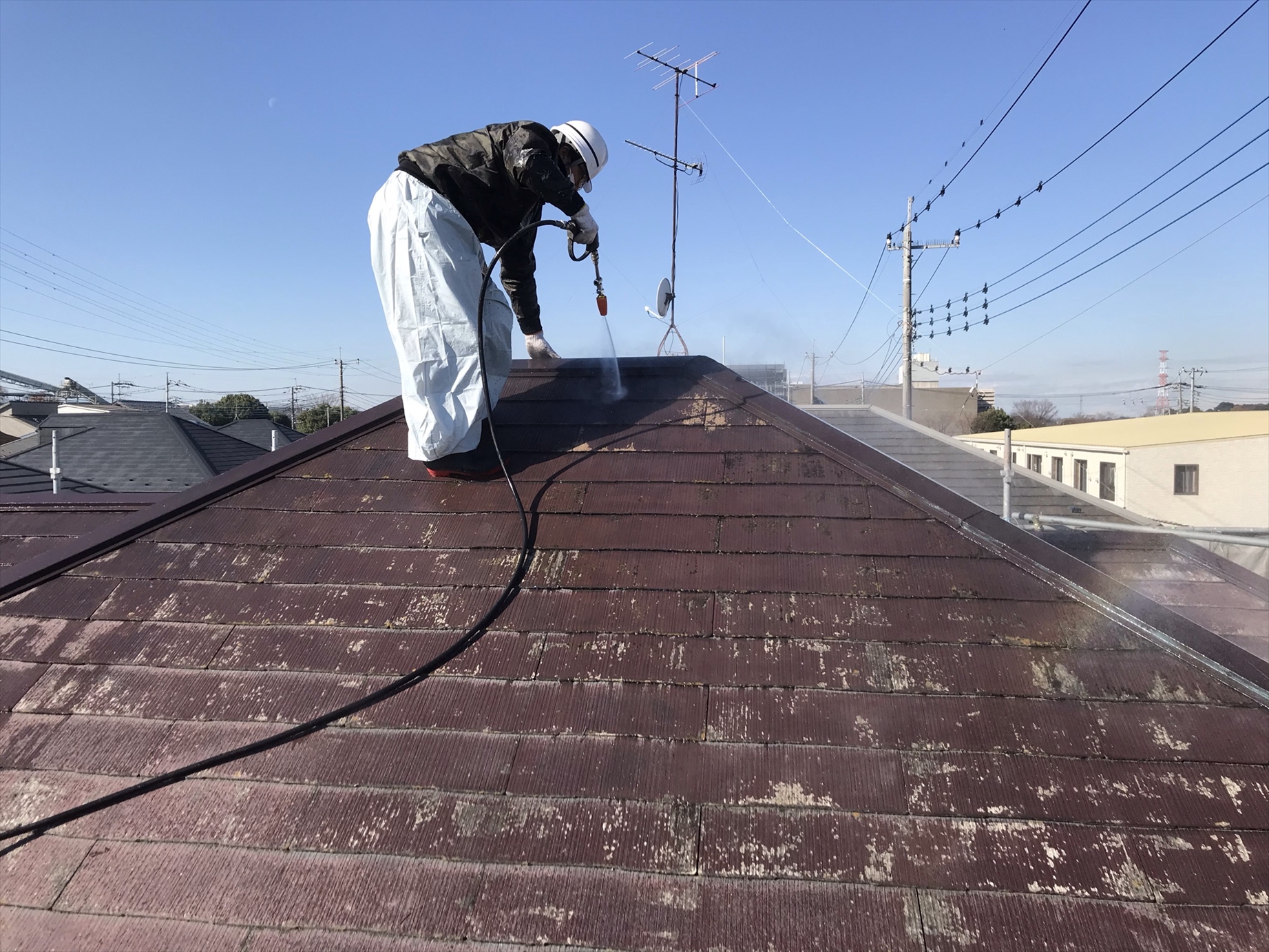 伊奈町賃貸一軒家屋根塗装前高圧洗浄屋根上部作業