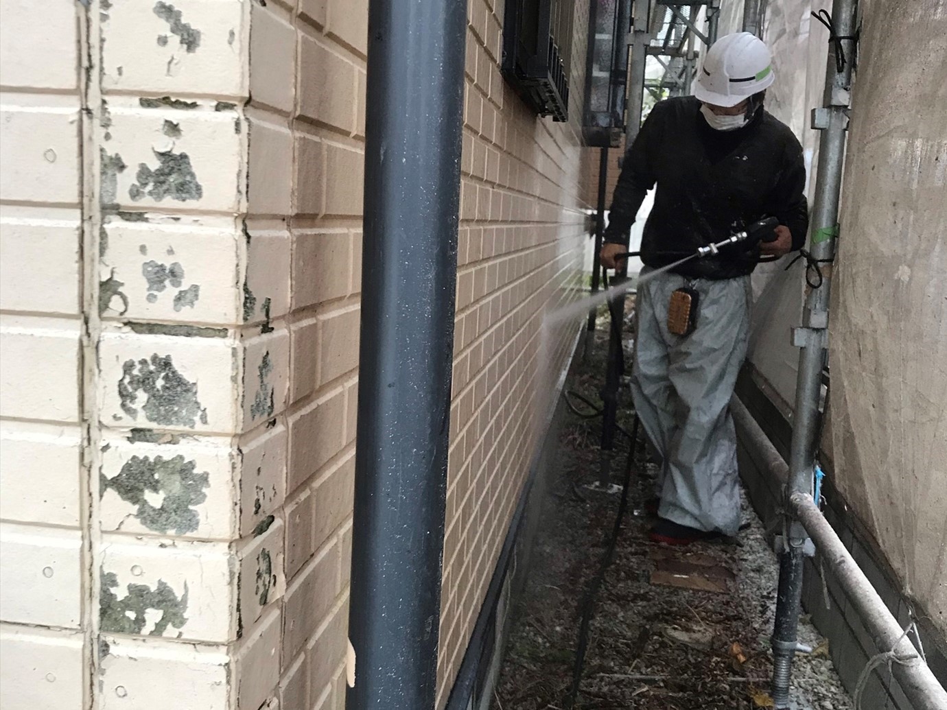 伊奈町賃貸一軒家塗り替え塗装前の高圧洗浄1階外壁部分作業