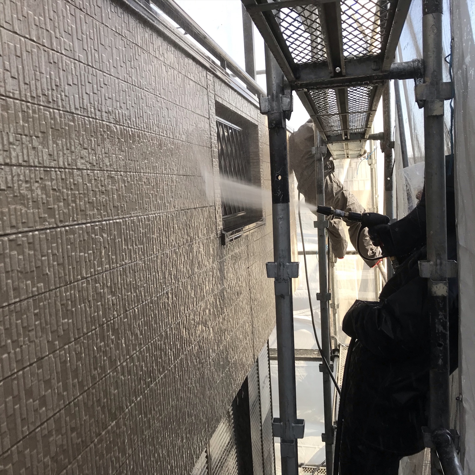 上尾市本町外壁塗装のための高圧洗浄ベランダ外壁部分