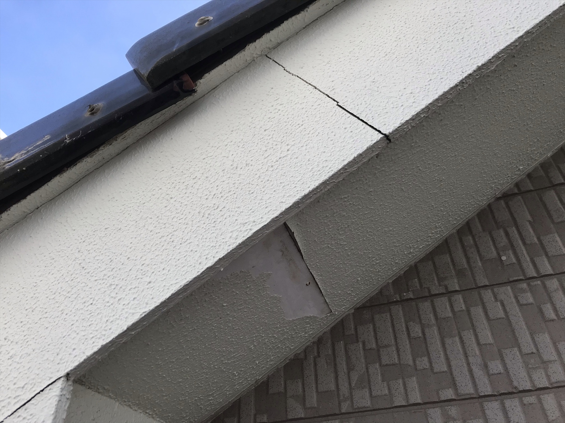 上尾市本町外壁塗装の無料点検破風板軒天部分状態