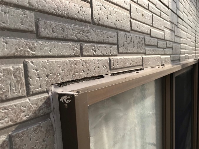 伊奈町サッシ窓枠コーキング材の外壁塗装前劣化状態