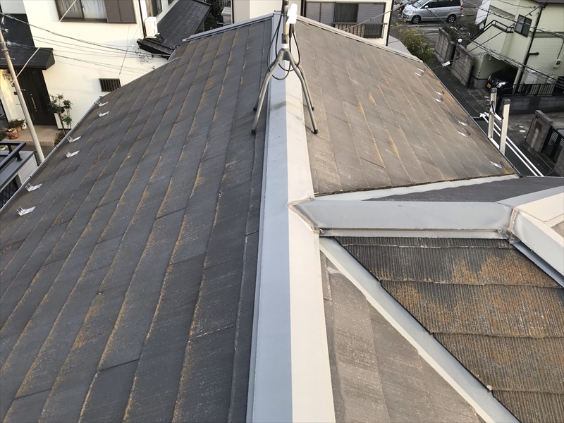 鴻巣市屋根塗装無料点検時のスレート瓦大屋根状態