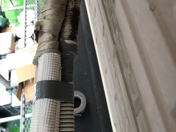 鴻巣市外壁塗装前のエアコン配管不良個所補修
