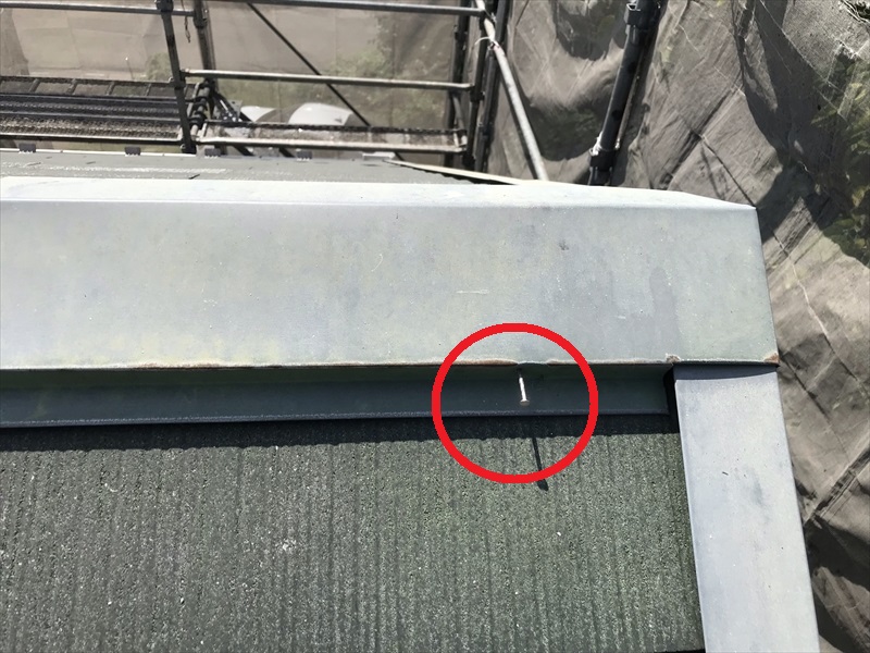 伊奈町輸入住宅の屋根塗装時に浮いた棟板金ビス発見