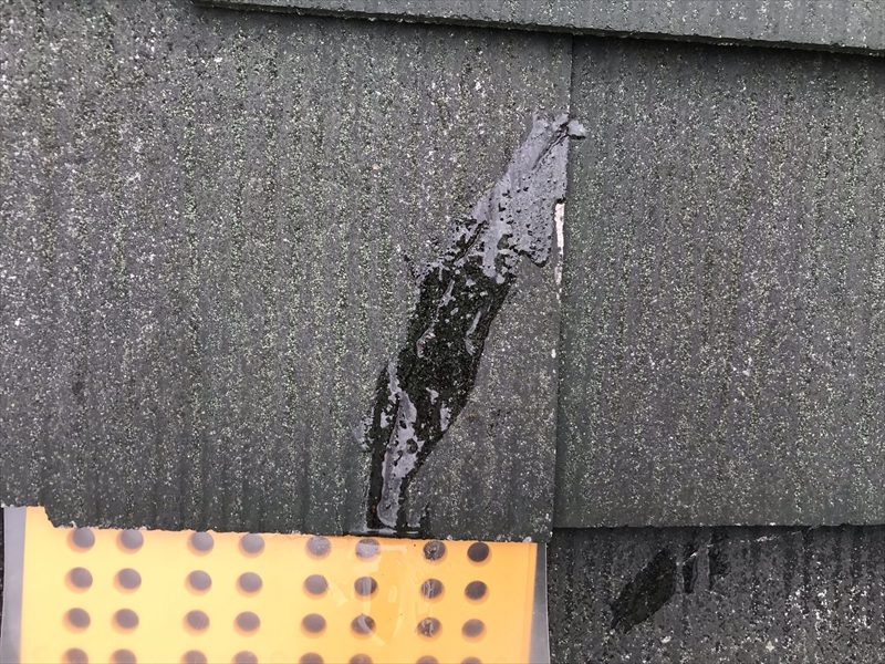 伊奈町輸入住宅の屋根塗装前のスレート瓦補修