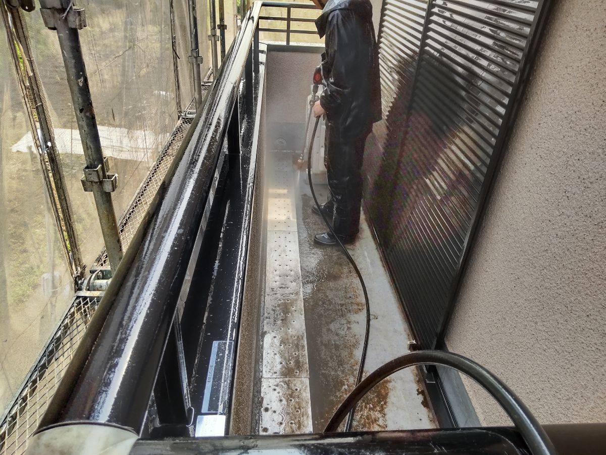 さいたま市岩槻区築25年2回目の屋根外壁塗装工事高圧洗浄ベランダ