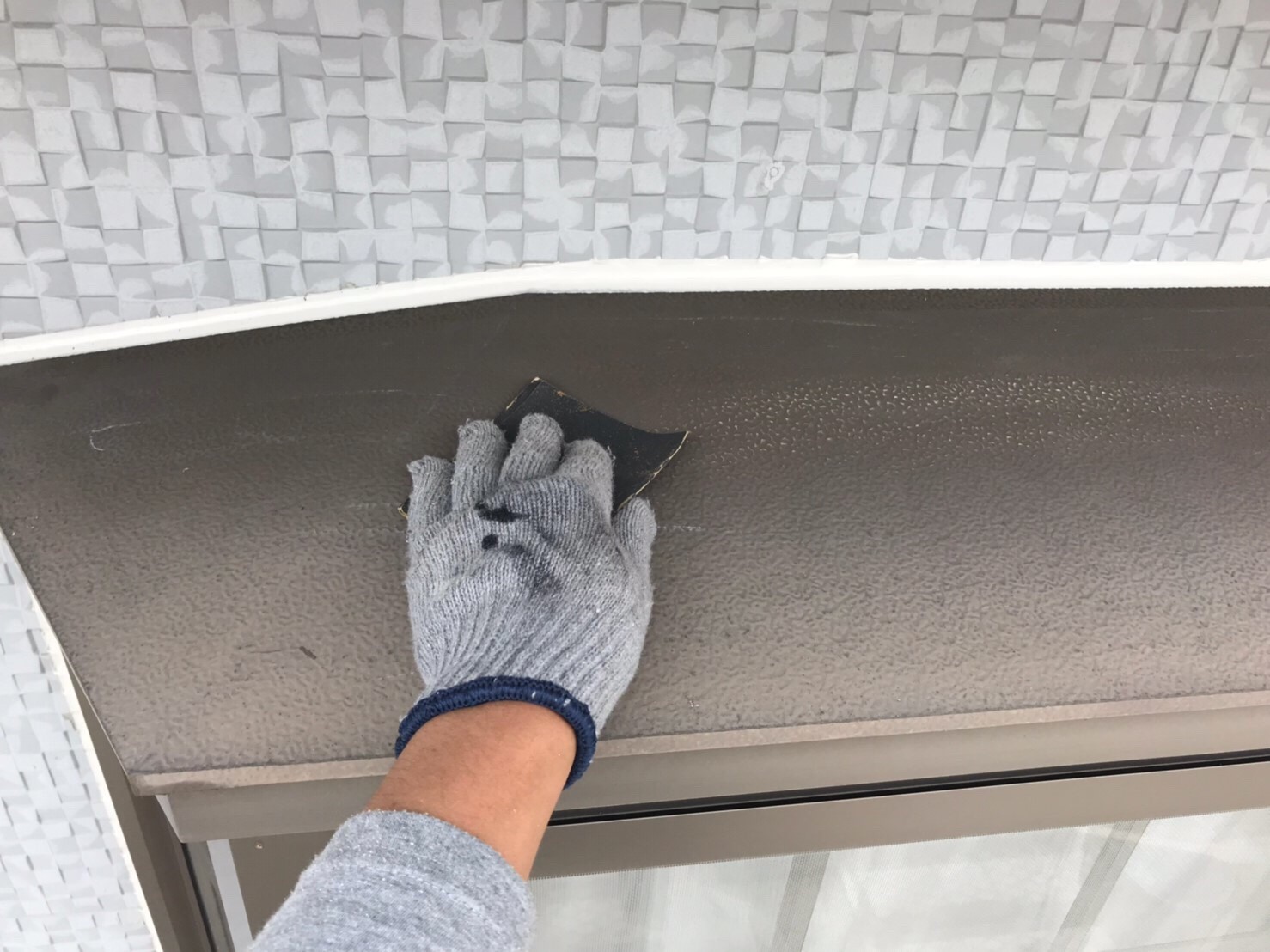 上尾市にてサイディング外壁 鉄部の庇を錆止め塗料「ハイポンファインデクロ」で下塗り塗装