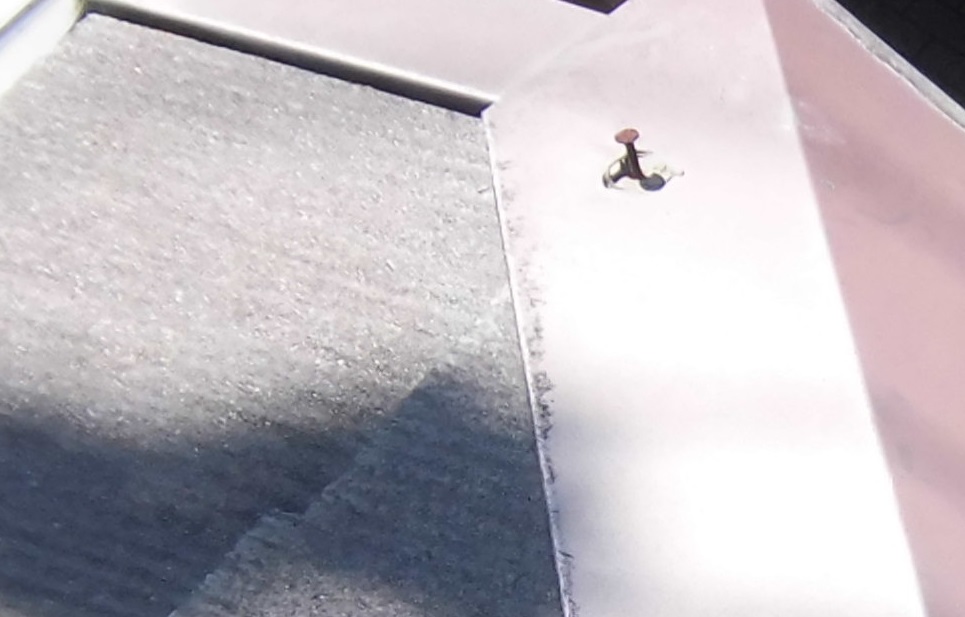 白岡市スレート屋根の棟板金釘の浮き