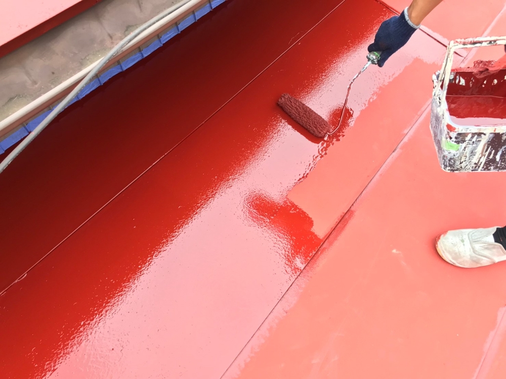 高耐久性シリコン塗料でトタン屋根の中塗り