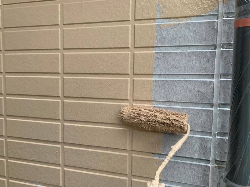 さいたま市岩槻区外壁塗装アステックペイント「超低汚染リファイン1000Si-IR」で中塗り