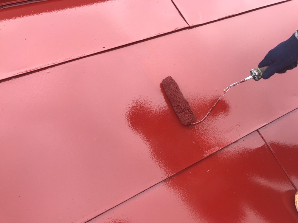 上尾市原市 トタン製の倉庫屋根を「ファインルーフSi」塗装で長持ちさせます。上塗り作業終了