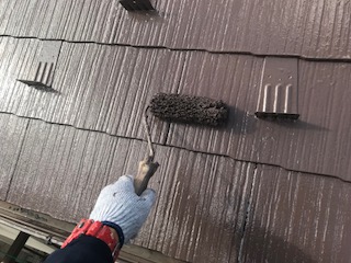 ニッペサーモアイSiでスレート屋根の上塗り作業