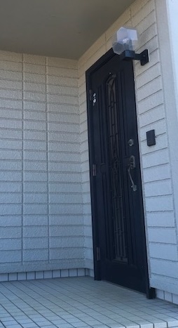 金属コーティング後の玄関ドア