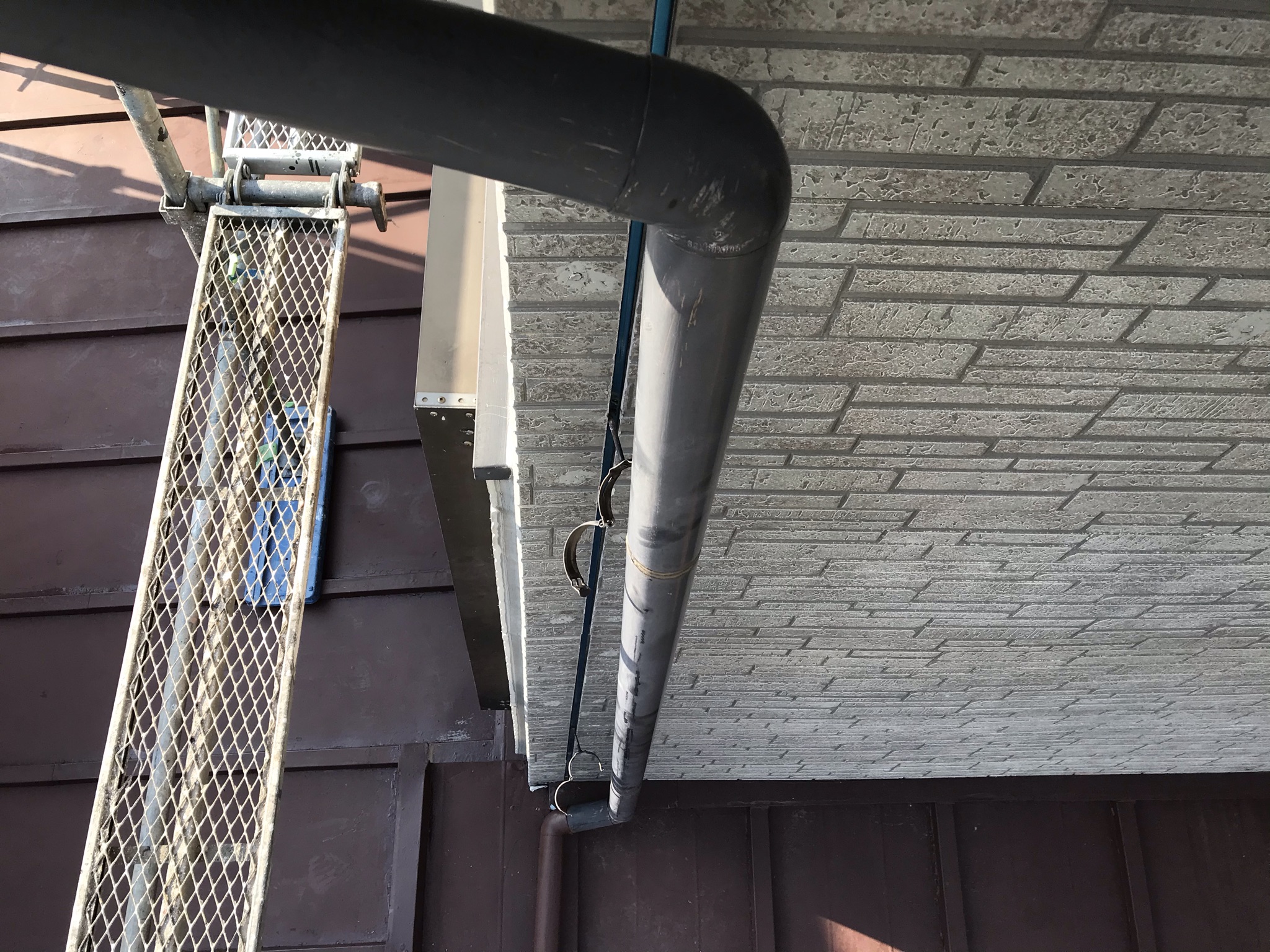 伊奈町塗装前に雨樋の取付金具の取り外し目地劣化シーリング材撤去